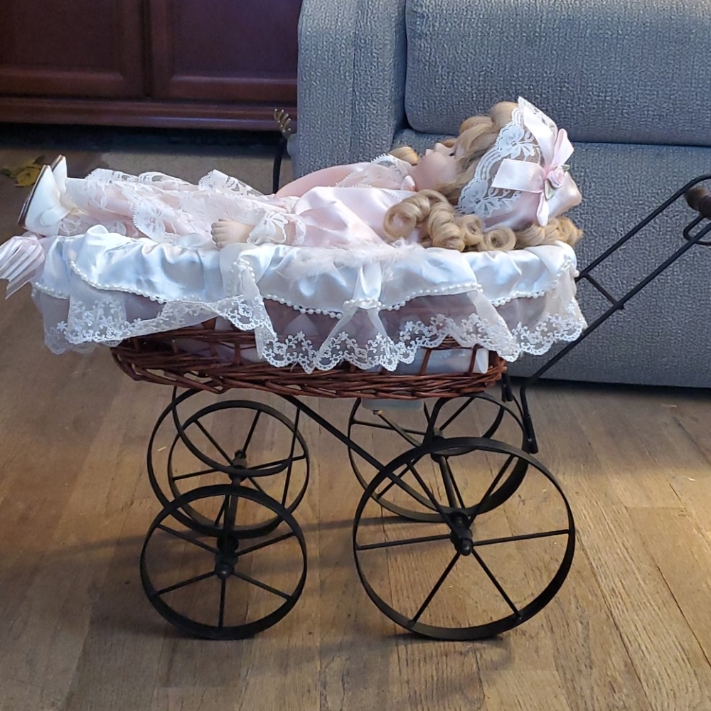 Precious doll - Picture 3 of 9